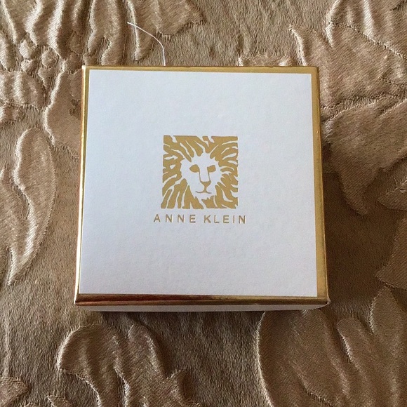 Ladies Pin - Picture 2 of 3